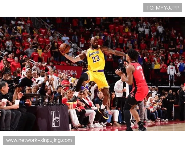 詹姆斯关键三分助湖人逆转勇士季后赛再掀激烈对决